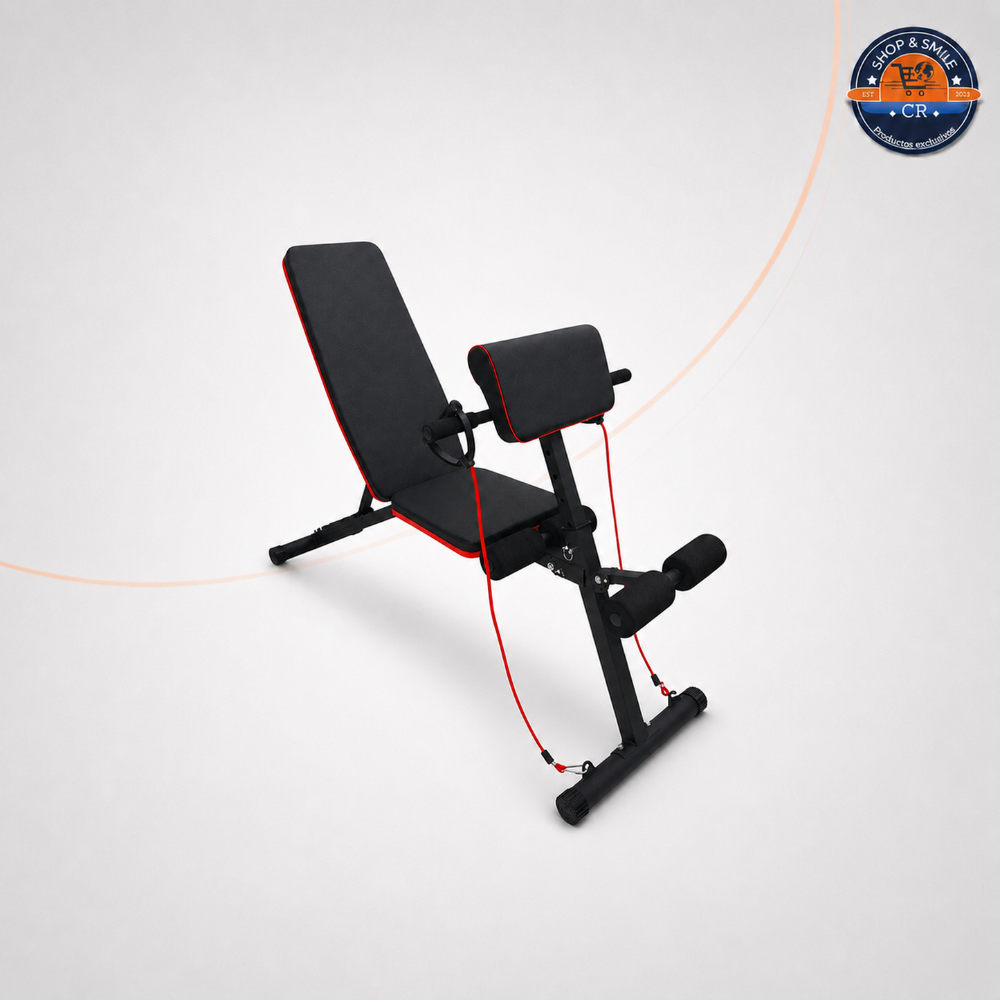 Banco multifuncional ajustable negro con detalles rojos, respaldo y asiento acolchados, soporte frontal para brazos, rodillos de espuma y bandas elásticas con agarraderas. La imagen promocional presenta los ejercicios y grupos musculares que permite complementar con el equipo.
