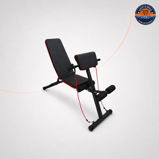Banco multifuncional ajustable negro con detalles rojos, respaldo y asiento acolchados, soporte frontal para brazos, rodillos de espuma y bandas elásticas con agarraderas. La imagen promocional presenta los ejercicios y grupos musculares que permite complementar con el equipo.