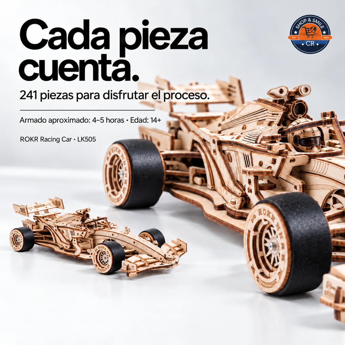 Modelo ROKR Racing Car LK505 de madera armado y exhibido sobre un escritorio de madera clara.