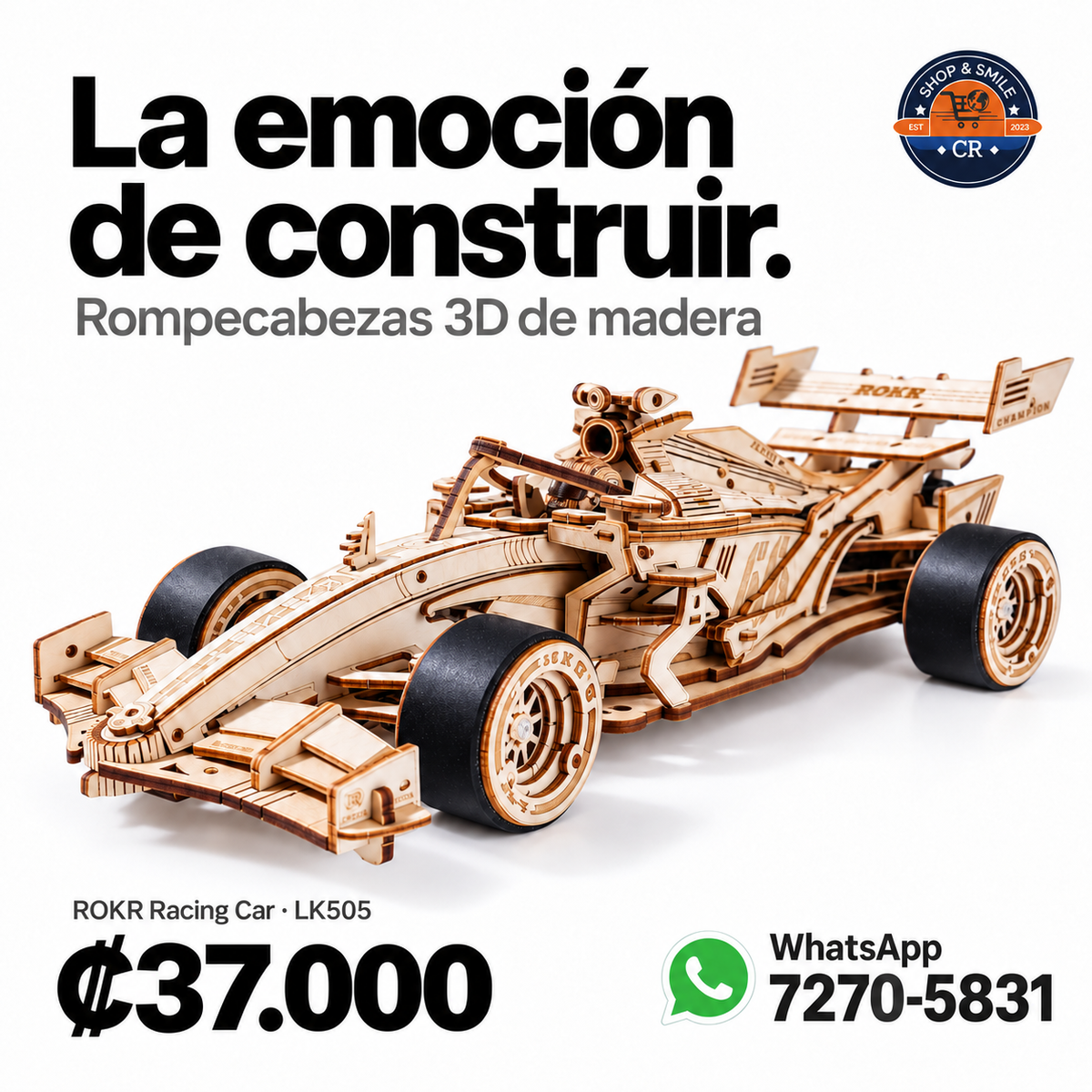 Auto de carreras de madera ROKR LK505 con detalle de la llave para darle cuerda; funciona sin pilas.