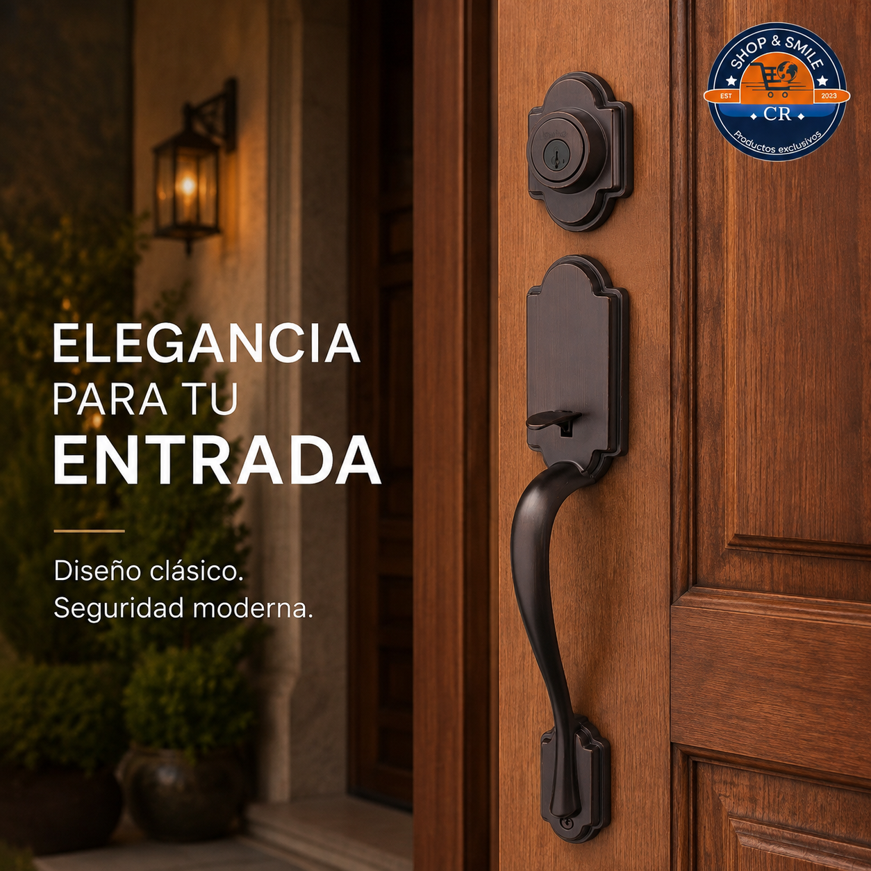 Manija exterior Kwikset Arlington en bronce veneciano instalada en una puerta principal de madera.