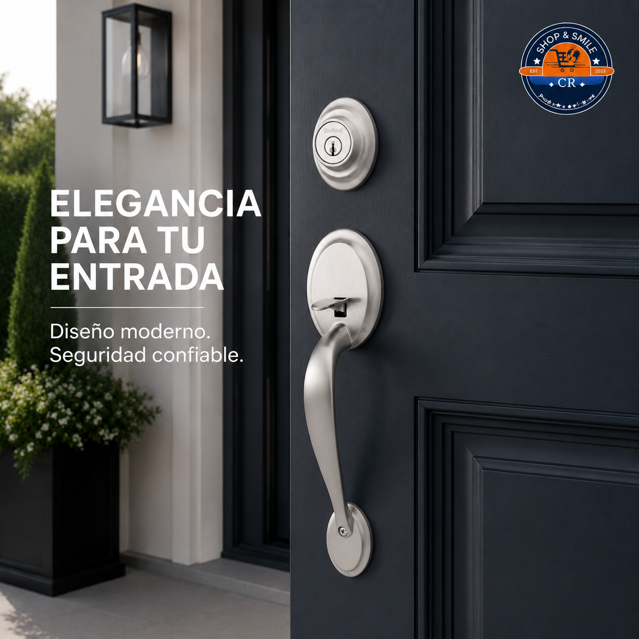 Manija exterior Kwikset Dakota en níquel satinado instalada en una puerta principal de color oscuro.